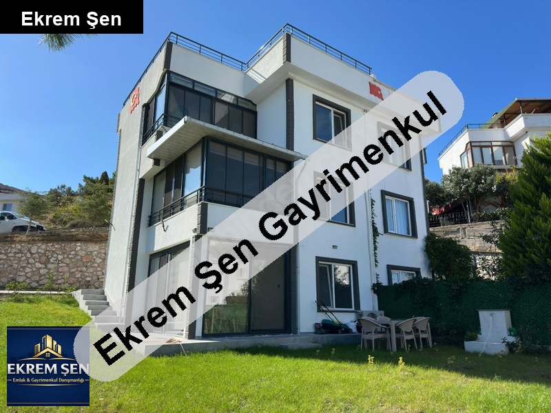 si̇te i̇çi̇nde doğa ve deni̇z manzarali 4+1 3 katli müstaki̇l vi̇lla