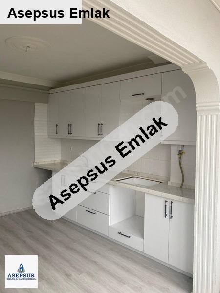 ki̇ralik 3+1 dai̇re yeni̇ tadi̇latli merkezi̇ konum(park kahvesi̇)