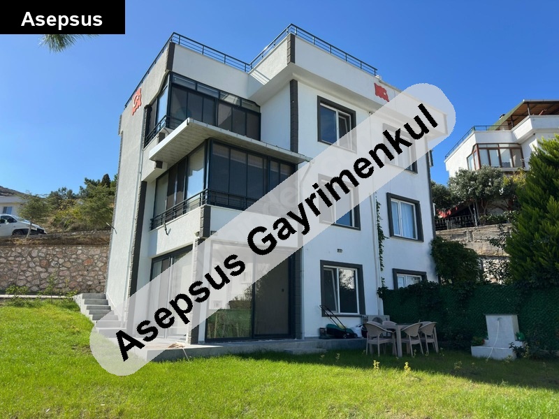 si̇te i̇çi̇nde doğa ve deni̇z manzarali 4+1 3 katli müstaki̇l vi̇lla