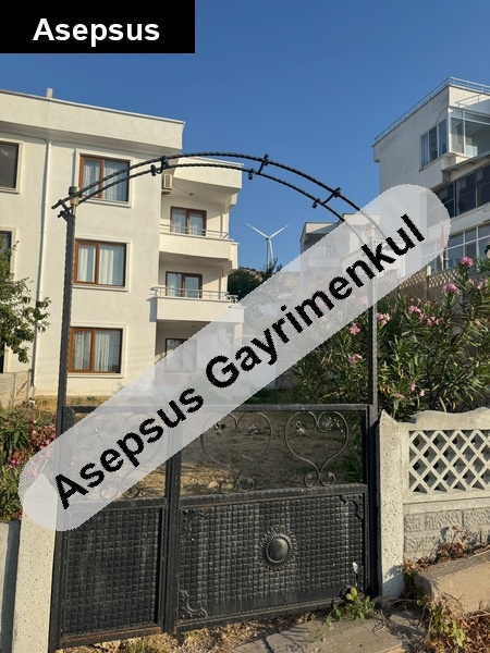 edincik'te deniz manzaralı, teraslı, bahçeli 3 katlı villa