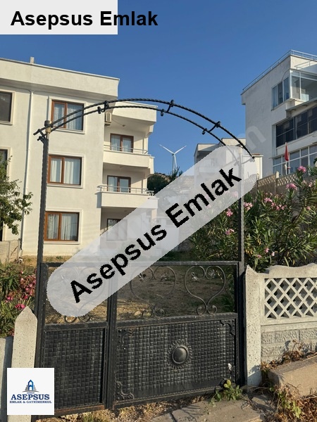 edincik'te deniz manzaralı, teraslı, bahçeli 3 katlı villa