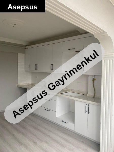 ki̇ralik 3+1 dai̇re yeni̇ tadi̇latli merkezi̇ konum(park kahvesi̇)